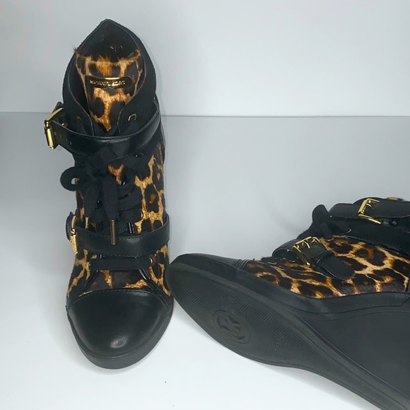 Leopard print calf hair wedge sneaker. - Picture 3 of 5